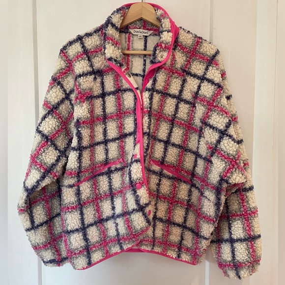 Fun pink sweater! - Picture 1 of 2